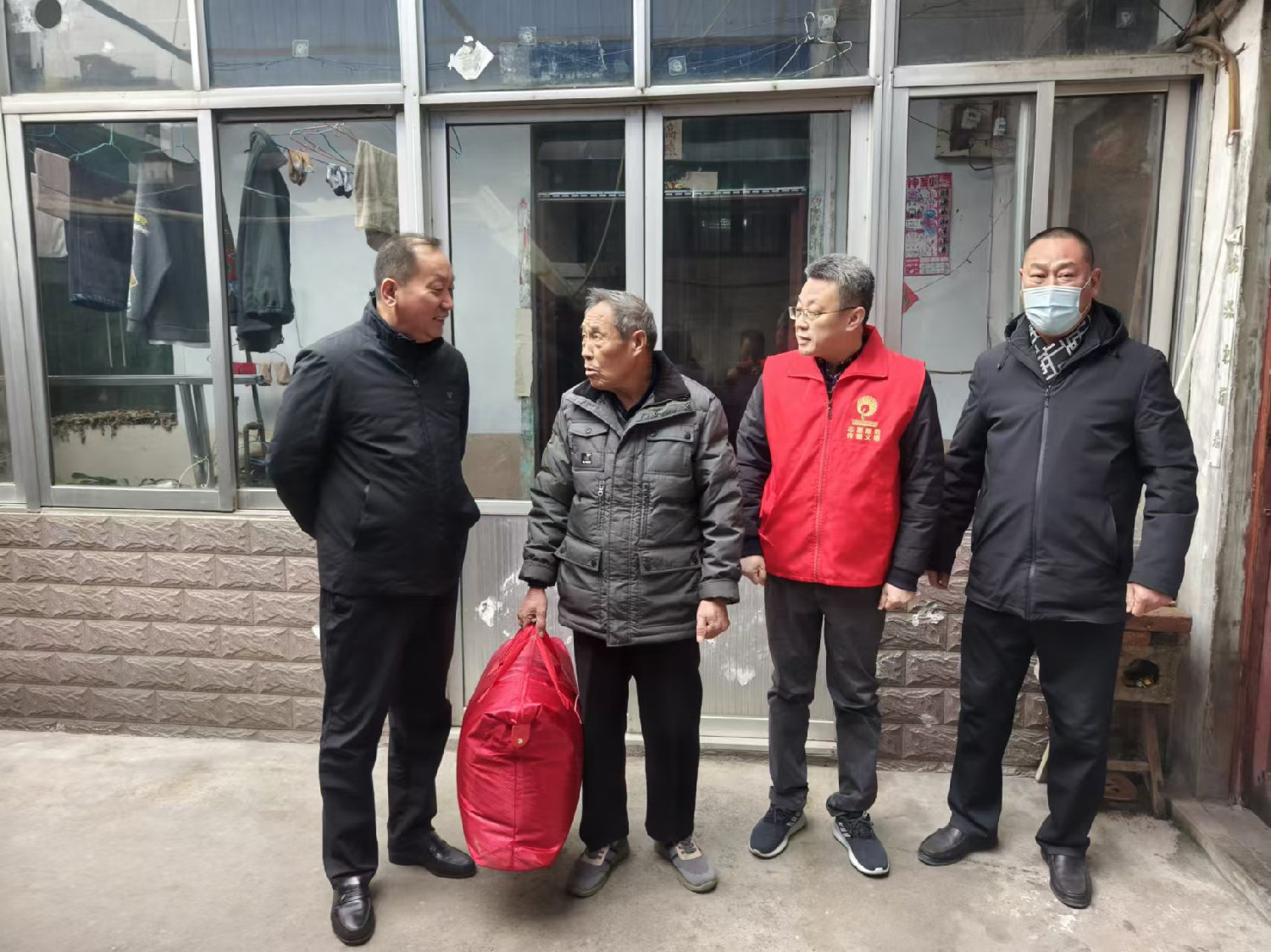 集團(tuán)志愿者赴“雙報(bào)到”社區(qū)開展“暖冬行動”